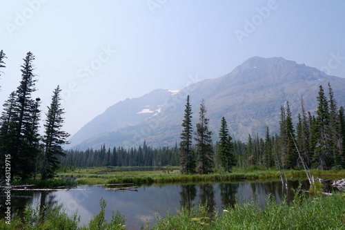 Fototapeta Naklejka Na Ścianę i Meble -  pond and mountain in Montana