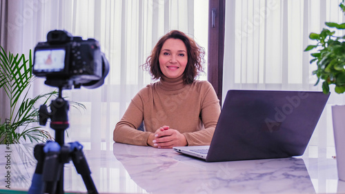 Foto Smiling woman recording her video blog