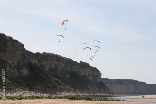 Plein de parapentes survolant la falaise photo