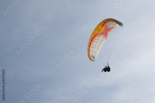 Wallpaper Mural Parapente en tandem dans les airs Torontodigital.ca