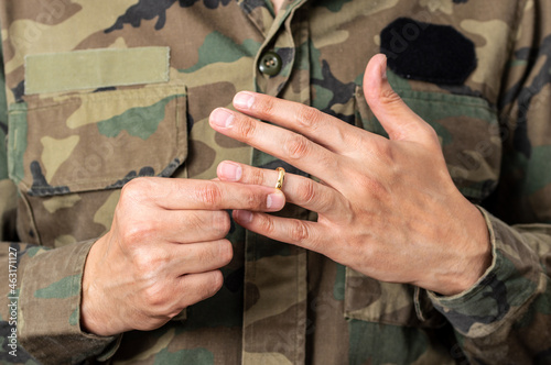 Cuadro en lienzo Hands of soldier male who is about to taking off his wedding ring