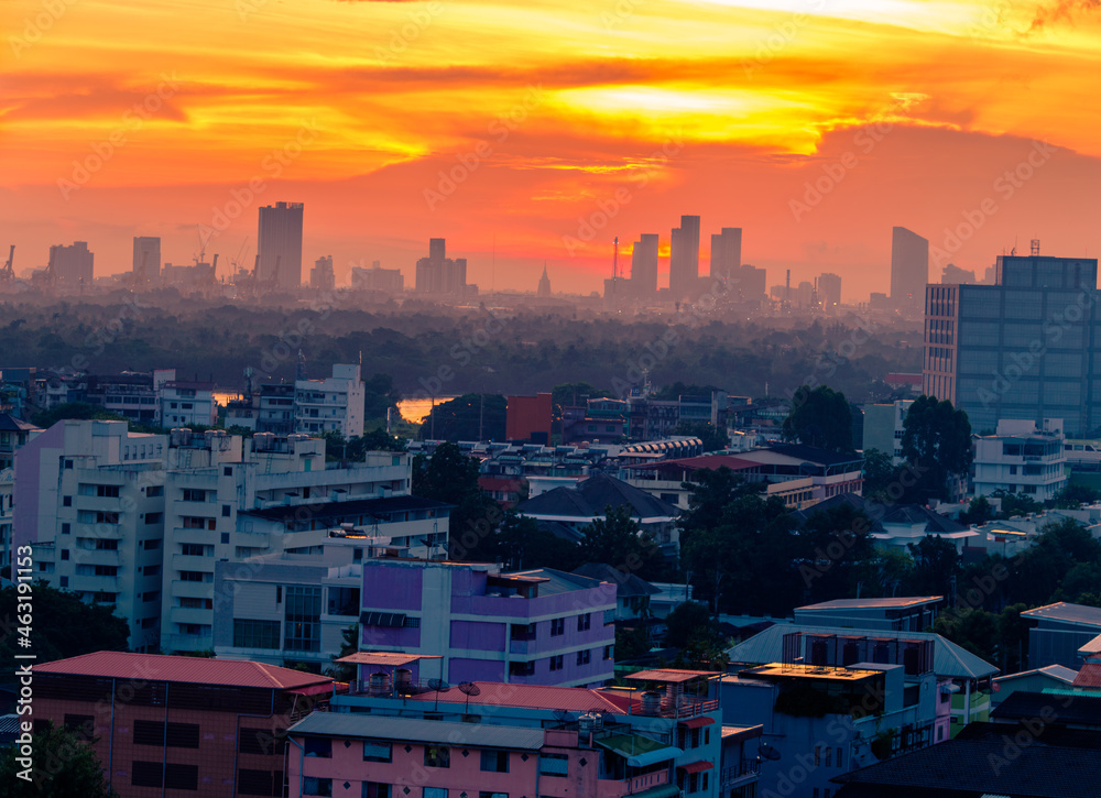 Obraz premium The high angle background of the city view with the secret light of the evening, blurring of night lights, showing the distribution of condominiums, dense homes in the capital community