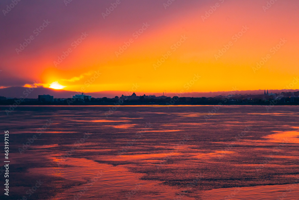 Obraz premium Sunset from the sea bay with a red-orange sky. Colorful sky at sunset Sea bay in the Canadian city of Quebec at a picturesque sunset.
