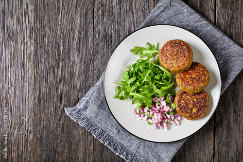 Schilderij op canvas vegan lentil patties with rocket onion salad