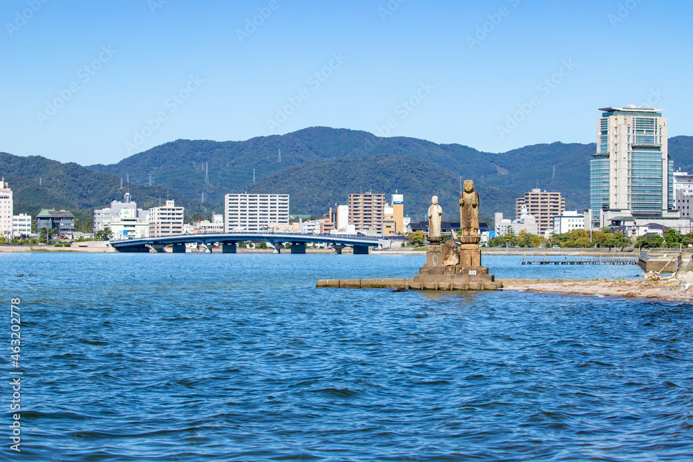 宍道湖と松江市の街並み