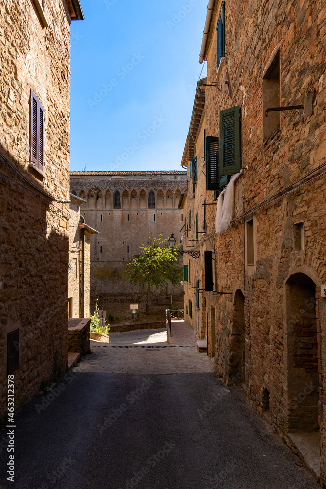 Straße in der Altstadt von Volterra in der Toskana in Italien
