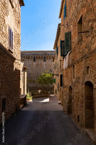 Fototapeta Naklejka Na Ścianę i Meble -  Straße in der Altstadt von Volterra in der Toskana in Italien