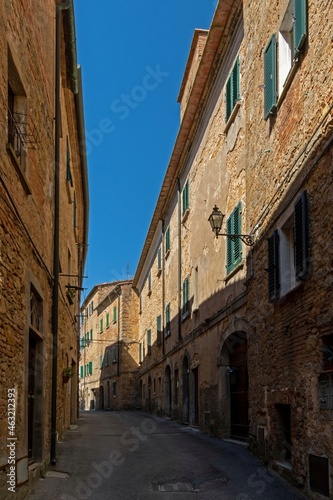 Straße in der Altstadt von Volterra in der Toskana in Italien 