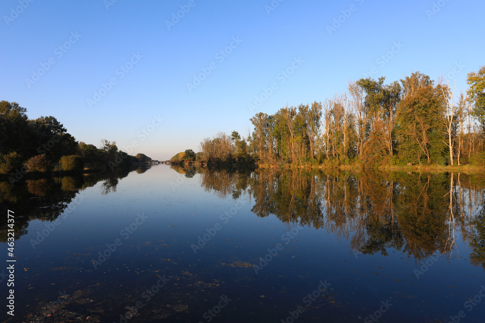 Obraz premium Blick auf Lechkanal bei Ostendorf wo der Fluss Lech und der Lechkanal zusammen fliessen mit Blick Richtung Wasserkraftwerk Ellgau.