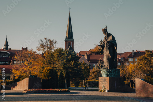 Plac Jana Pawła II w Ełku z pomnikiem papieża photo