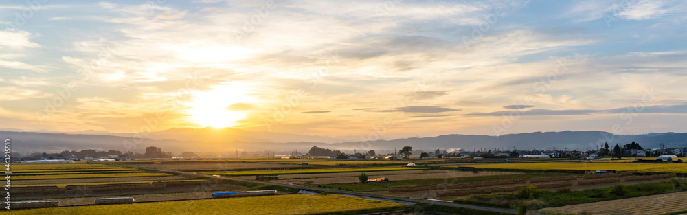 霞がかかる秋の農村の夕焼け／日本長野県10月