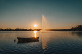  Łódka i fontanna na jeziorze Ełk