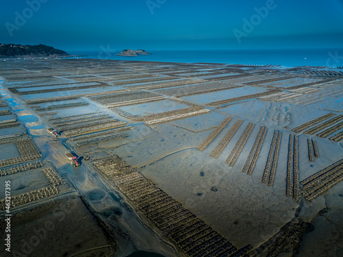 Paysage de mer en Bretagne - Photo aérienne d'un parc à huîtres photo