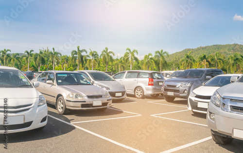 Foto Close up front view white minibus van car parking in a row with other cars backg