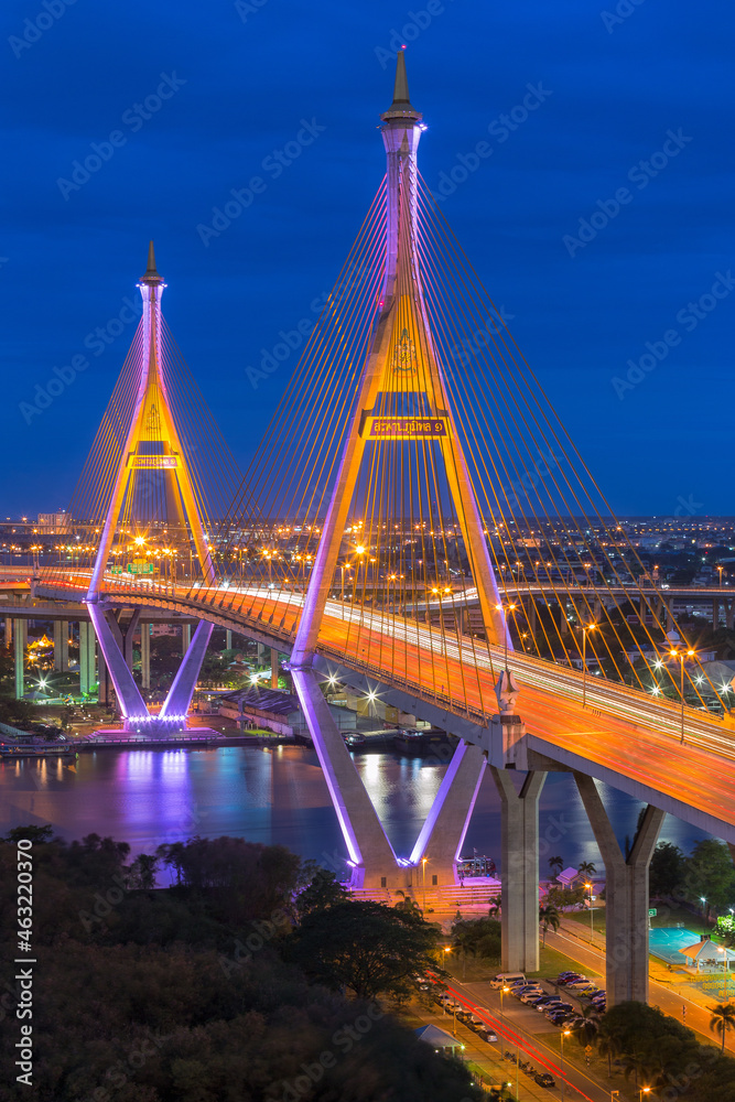 Obraz premium Aerial view of Bhumibol Bridge and Chao Phraya River in structure architecture concept, Urban city, Bangkok. Downtown area at night, Thailand 