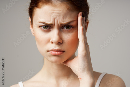Fotografi disgruntled woman depression symptoms headache light background