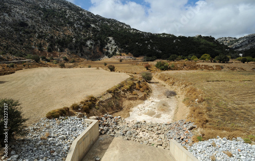 Drainage des eaux du plateau du Lassithi par un ponor artificiel à Kato Metochi en Crète photo