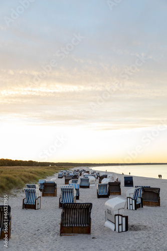 Strandk  rbe am Strand bei Sonnenuntergang