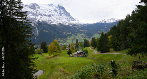 Gletscherdorf Grindelwald ,Heimat von Eigernordwand und Bergführern. Ferienort für Wanderer und Wintersportler. Mit Hotels, Restaurants, Hütten und Bars photo