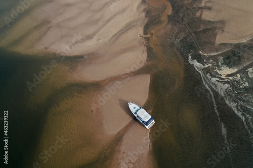 Elbe bei Hamburg. Motoryacht auf Sandbank aufgelaufen