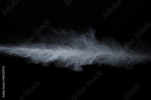 Wybuch proszku białego na czarnym tle. Barwna chmura. Wybucha kolorowy pył. Maluj Holi.