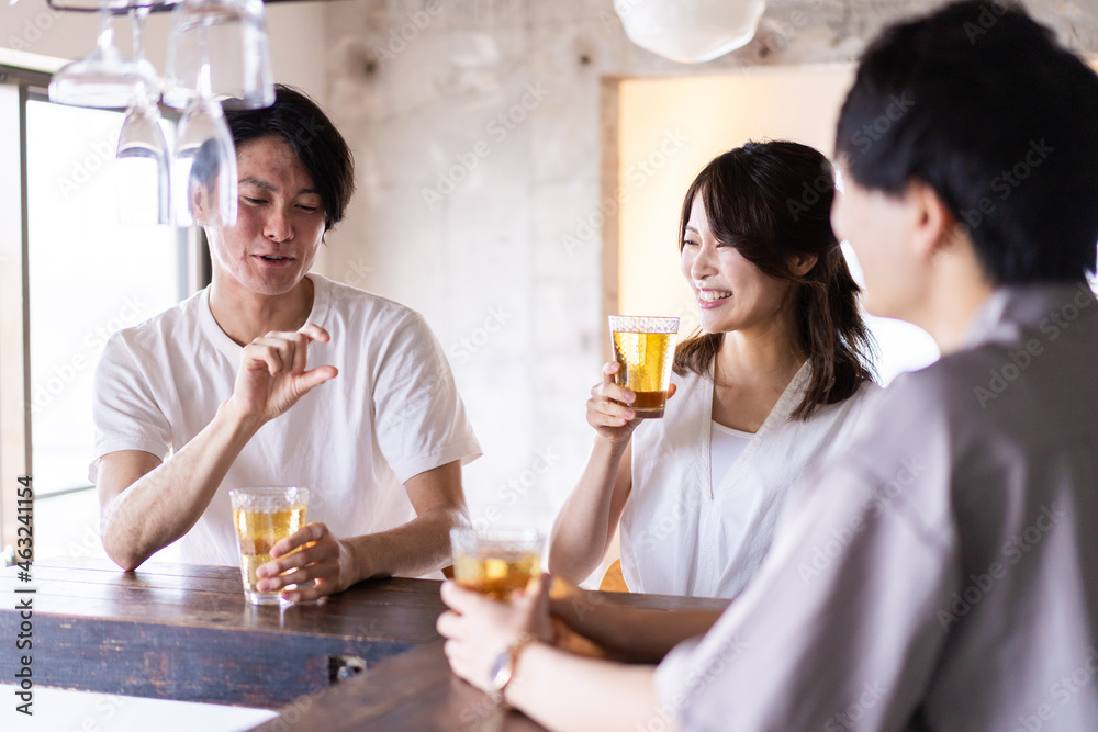 バーでお酒を飲む若者 バーでお酒を飲む若者