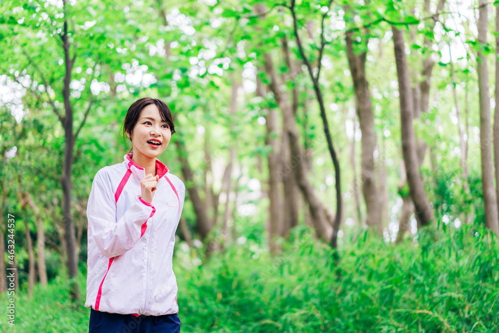 スポーツウェアを着てランニングをする若い女性