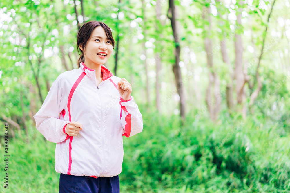 スポーツウェアを着てランニングをする若い女性 スポーツウェアを着てランニングをする若い女性