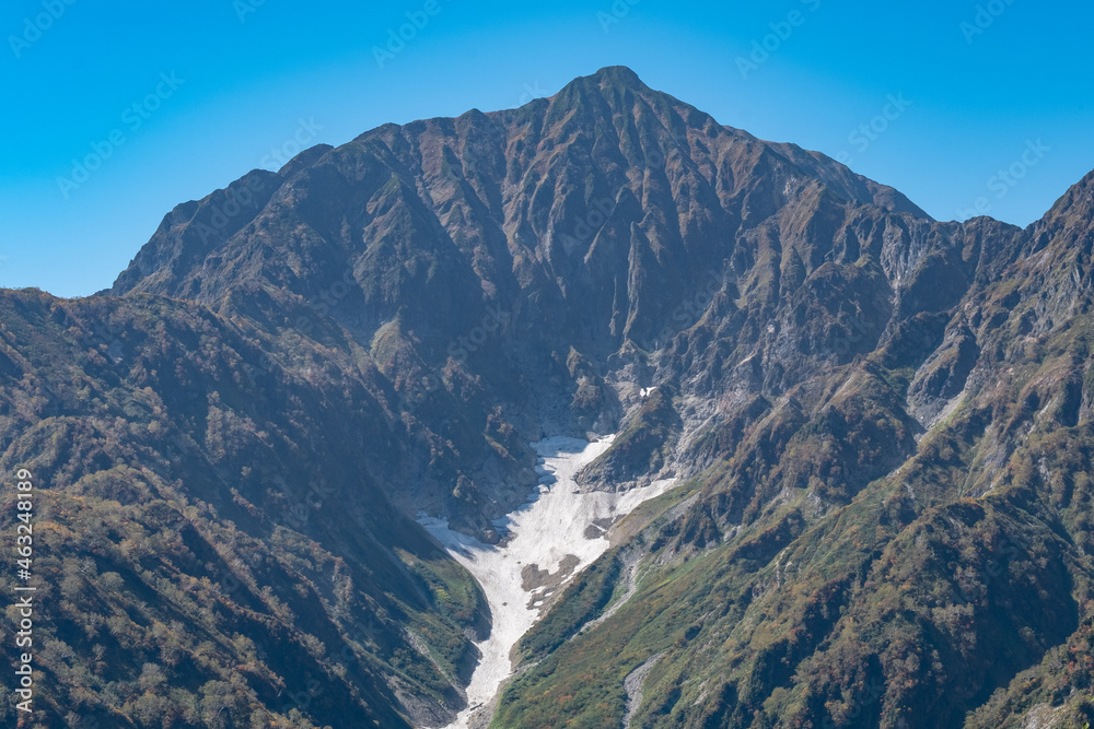 Naklejka premium 霞む素晴らしい山