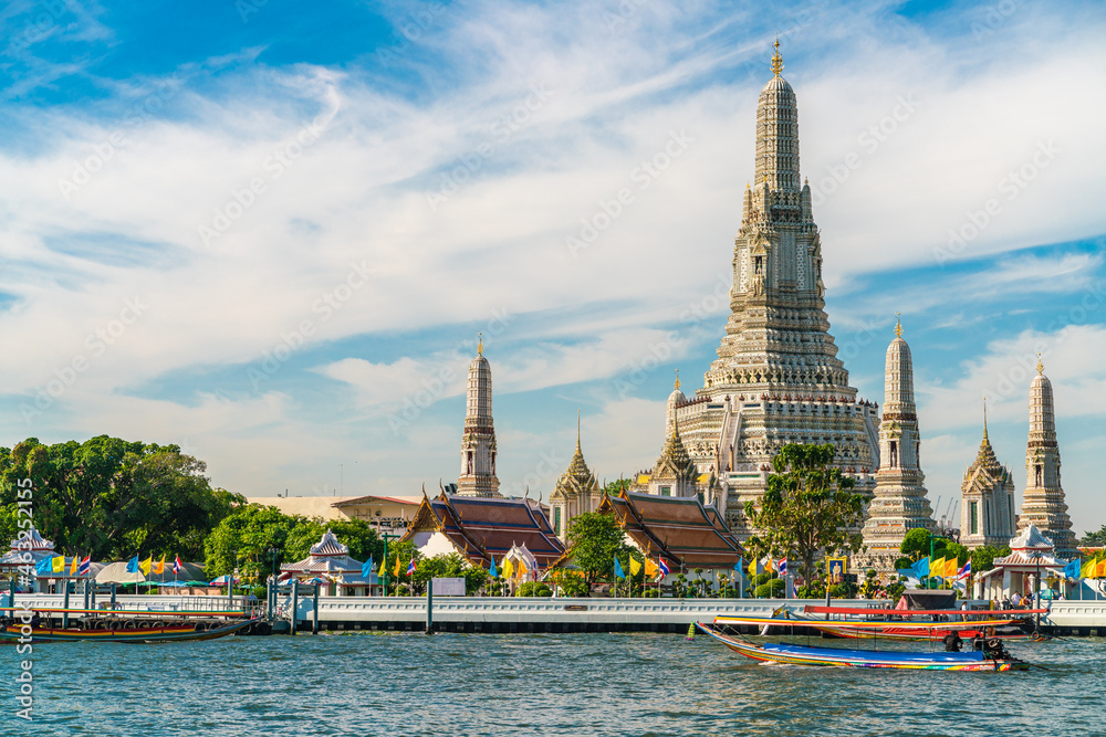 Obraz premium Travel boat in Chao phra Ya river background with temple of dawn