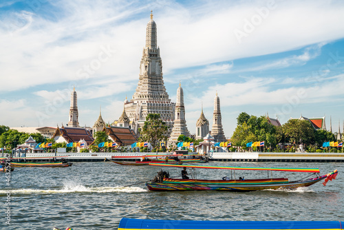 Travel boat in Chao phra Ya river background with temple of dawn © themorningglory