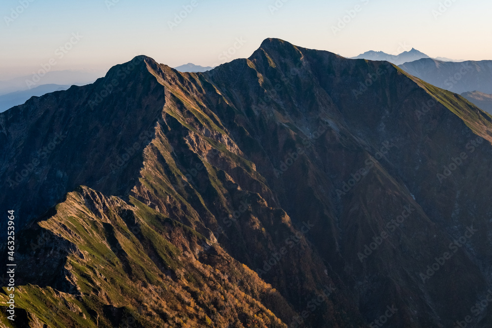 Obraz premium 夕日に照らされる山