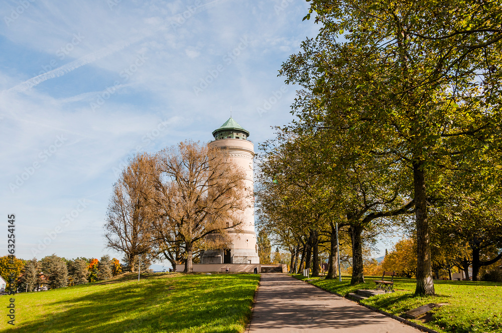 Obraz premium Basel, Wasserturm, Bruderholz, Stadt, Basel-Stadt, Turm, Aussichtsturm, Spazierweg, Wanderweg, Herbstsonne, Herbstfarben, Herbst, Schweiz