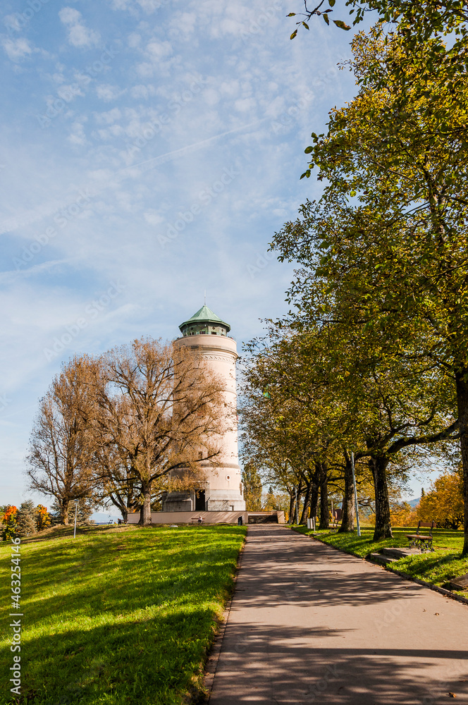 Obraz premium Basel, Wasserturm, Bruderholz, Stadt, Basel-Stadt, Turm, Aussichtsturm, Spazierweg, Wanderweg, Herbstsonne, Herbstfarben, Herbst, Schweiz