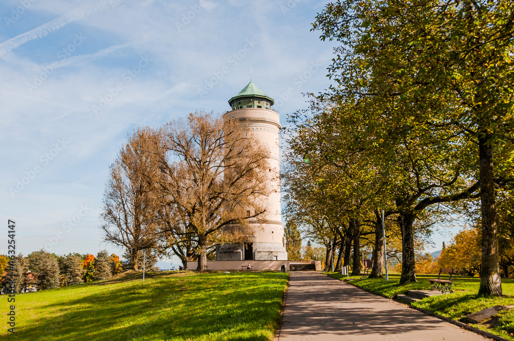 Obraz premium Basel, Wasserturm, Bruderholz, Stadt, Basel-Stadt, Turm, Aussichtsturm, Spazierweg, Wanderweg, Herbstsonne, Herbstfarben, Herbst, Schweiz