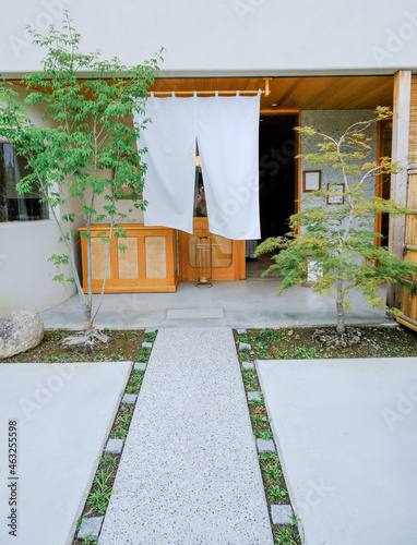 おしゃれな和菓子店入り口