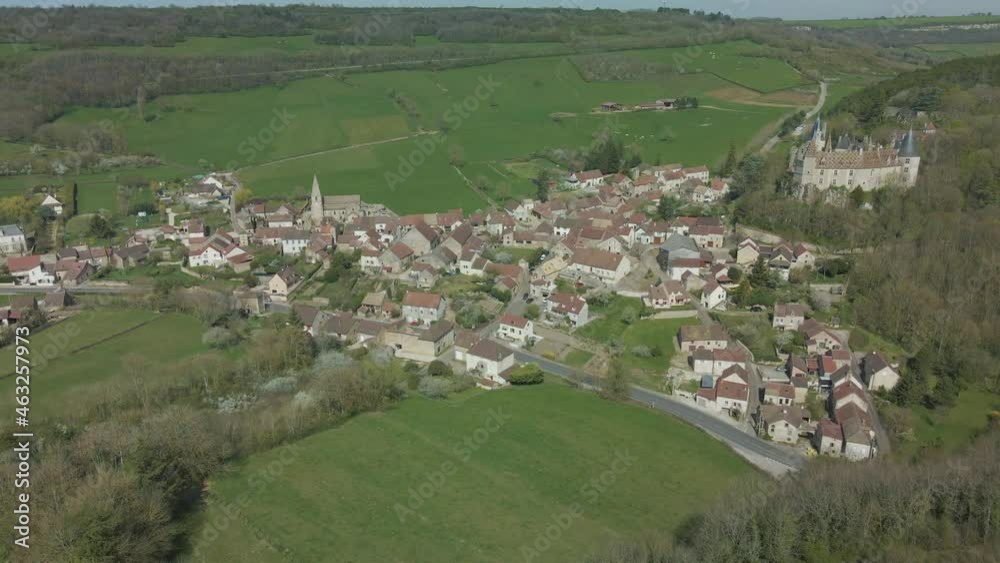 Chateau de Rochepot et le village, Bourgogne, France Chateau de Rochepot et le village, Bourgogne, France