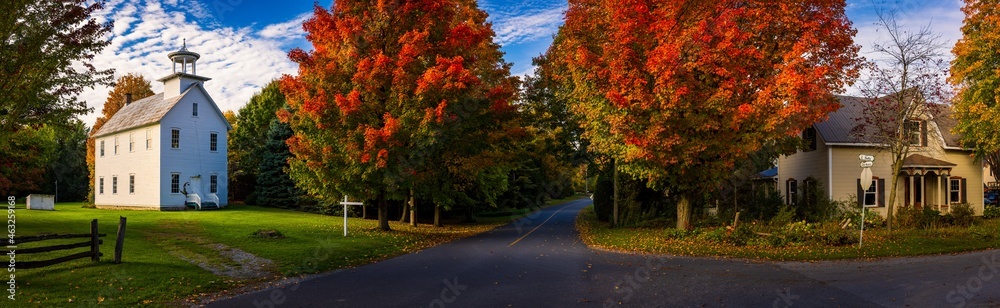 Obraz premium In the village of Mystic in Quebec the old school in autumn.