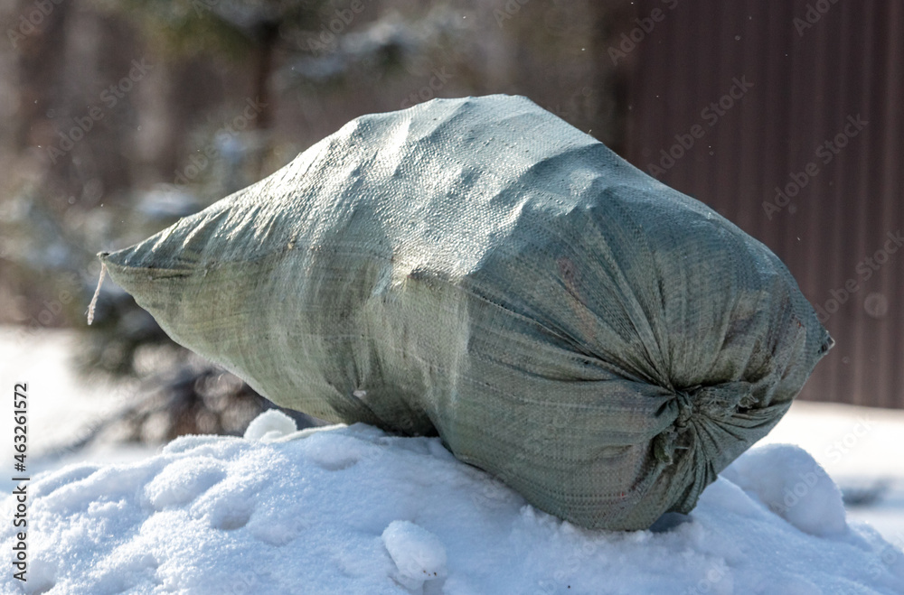 Obraz premium Garbage bag in the snow