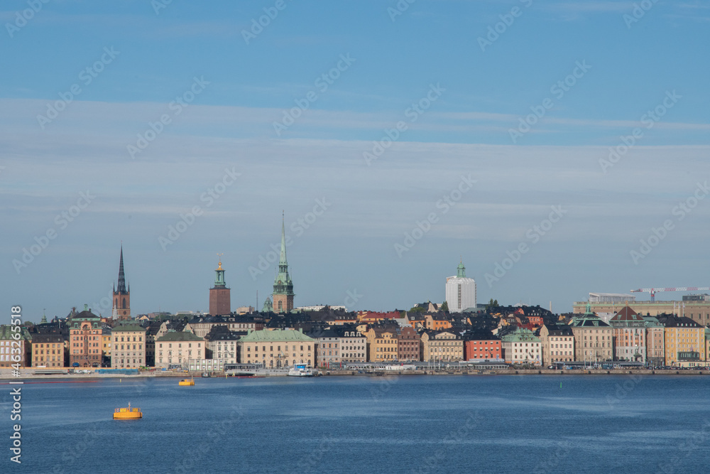 Blick auf die Altstadt von Stockholm bei der Einfahrt mit dem Schiff