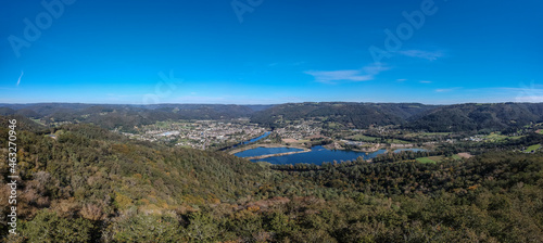 Monceaux sur Dordogne (Corrèze, France) - Vue aérienne panoramique depuis le Puy du Tour sur Argentat et la vallée de la Dordogne photo