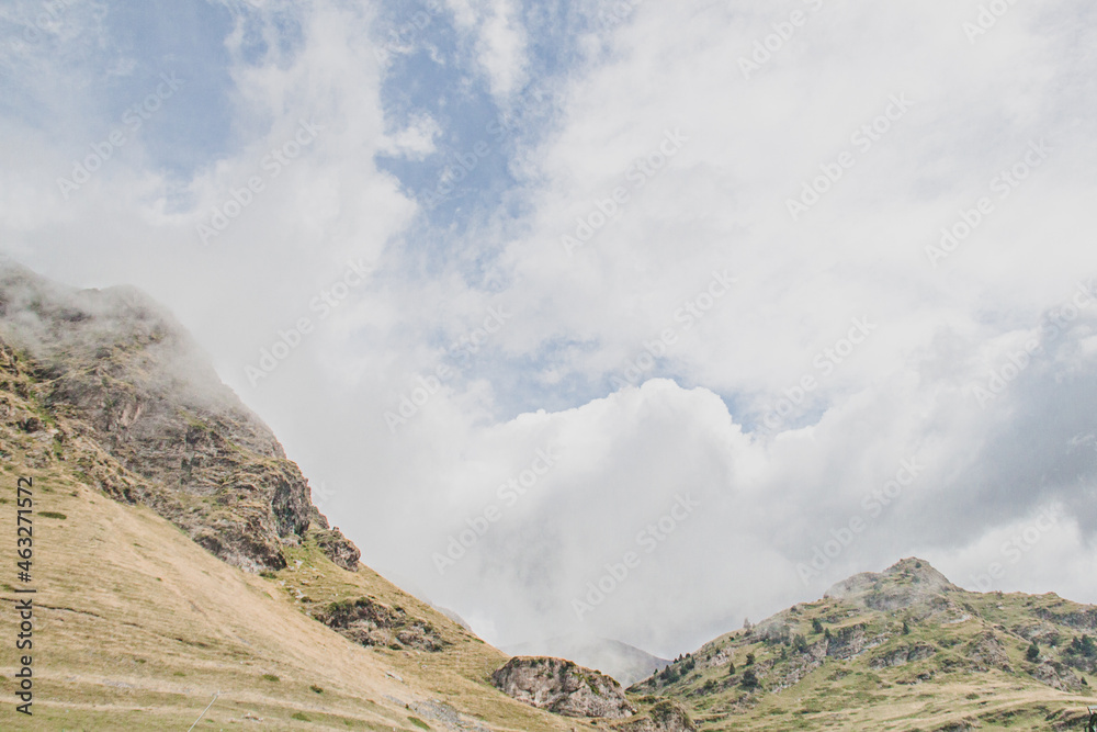 Fototapeta premium Naturaleza con arboles montañas cielo colores