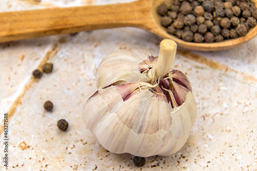 ail et poivre en grains sur une table