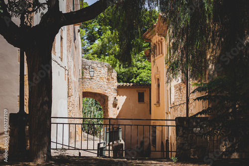 pueblo medieval con encanto naturaleza colores