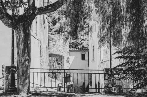 pueblo medieval con encanto naturaleza blanco y negro