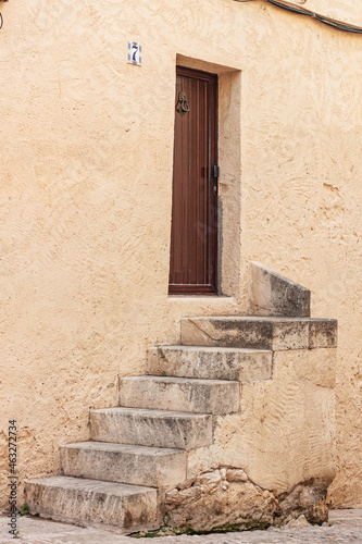 Puerta y escaleras vintage colores