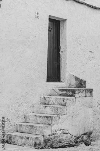 Puerta y escaleras vintage blanco y negro 
