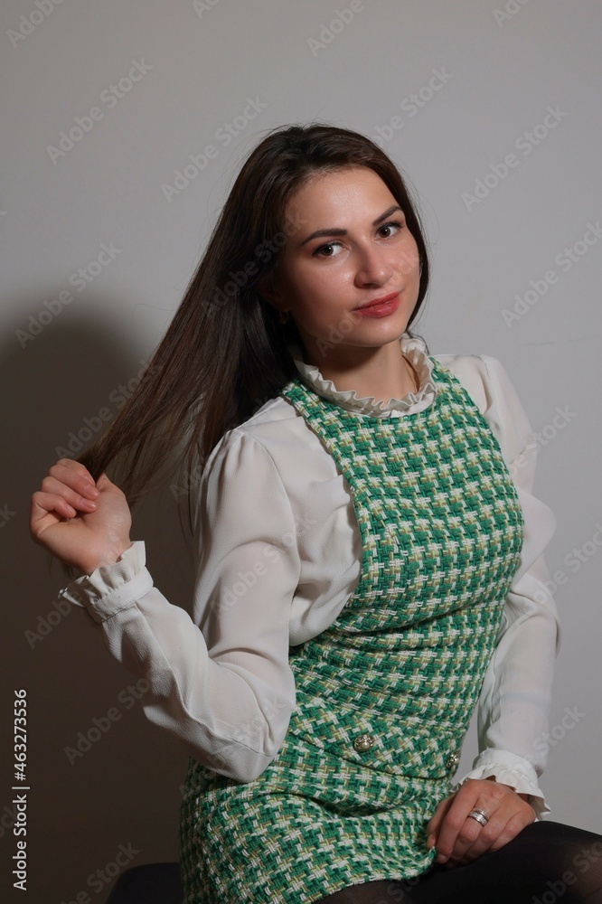 Junge hübsche Frau mit grünem Mini Kleid