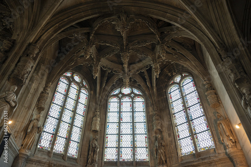 Un toit et des vitraux d'une chapelle à l'intérieur de l'église Saint-Pierre de Caen.