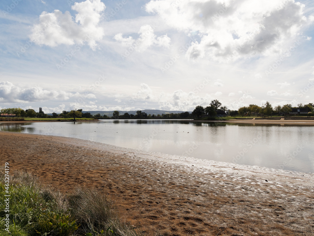 Lac de Lapeyrouse en Auvergne sur le plateau verdoyant des Combrailles dans le Puy-de-Dôme à la limite du Bourbonnais dans l'Allier Lac de Lapeyrouse en Auvergne sur le plateau verdoyant des Combrailles dans le Puy-de-Dôme à la limite du Bourbonnais dans l'Allier